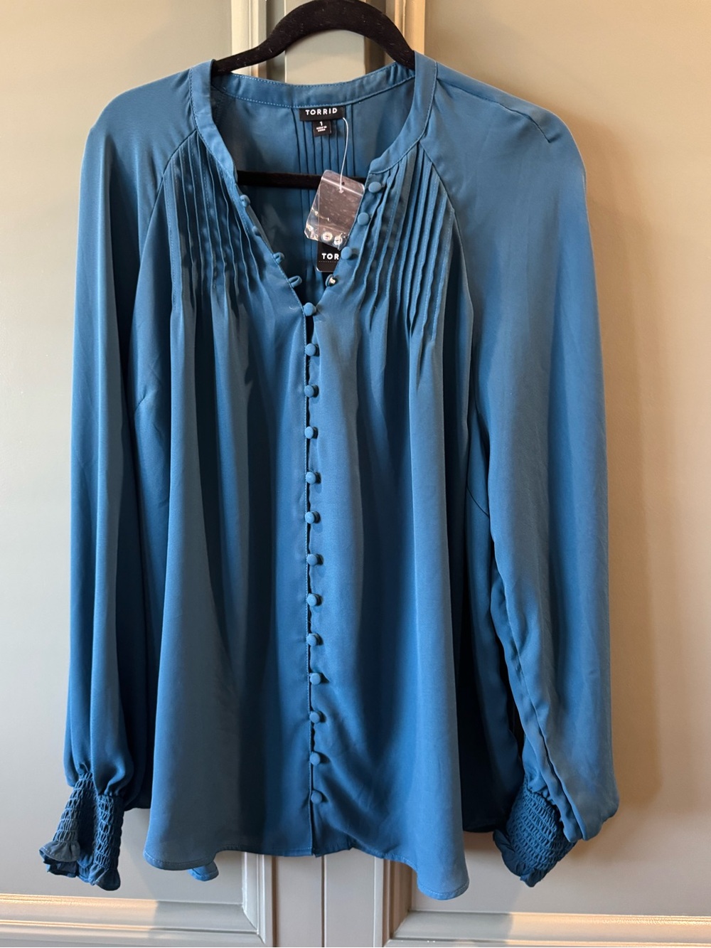 NWT. torrid Teal Long-Sleeve Pintuck Button Blouse